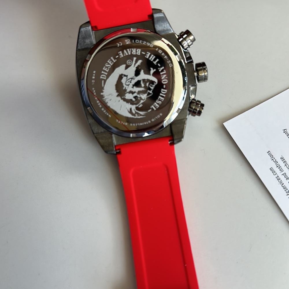 DIESEL©
Overflow Chronograph
Silicone Strap Watch, 49mm
× 55mm - Picture 8 of 10